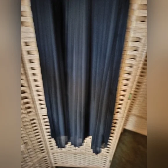 Like New Divided dress - Picture 5 of 10